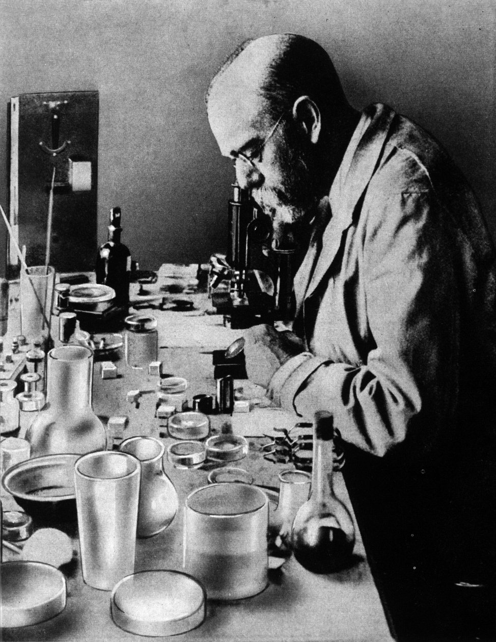 Robert Koch német orvos (1843-1910) portréja a laboratóriumában. alkotó: Unknown photographer
