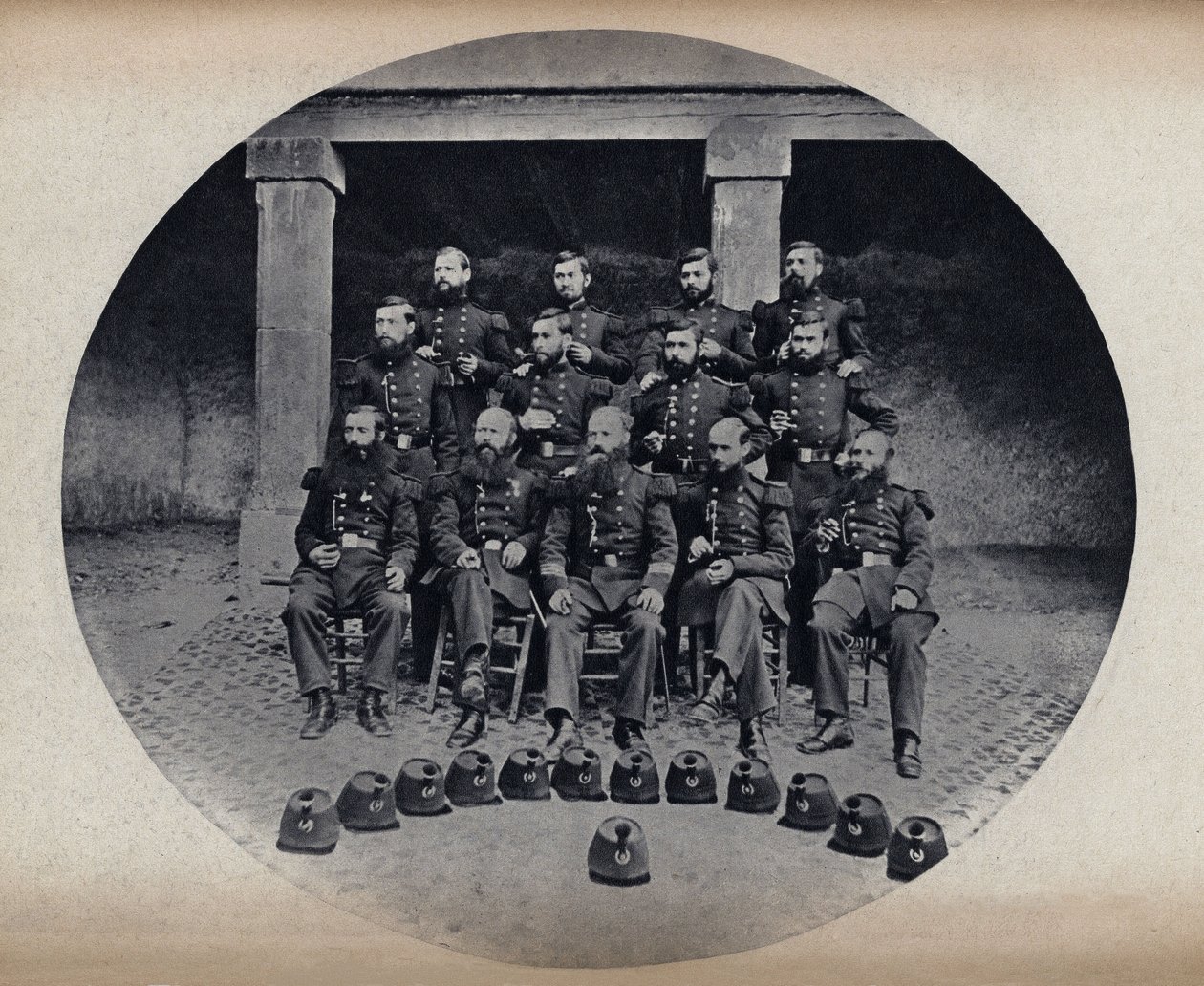 A 22. vonal tűzoltóinak (tűzoltóinak) portréja alkotó: Unknown photographer