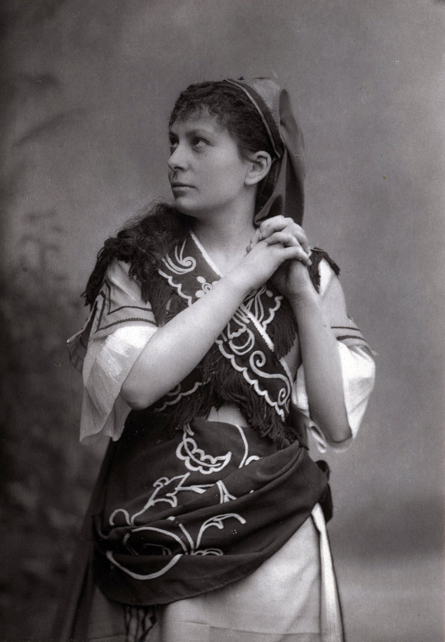 Elisabeth Janvier szoprán portréja Charles Gounod „Le Tribut de Zamora” című művében 1881-ben. alkotó: Unknown photographer