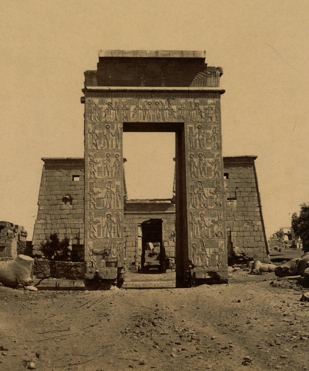 Propylon (diadalív) és pylon a Rámok völgyében, IV. Ramszesz templomának része Thébában. 1880 (fotó) alkotó: Unknown photographer