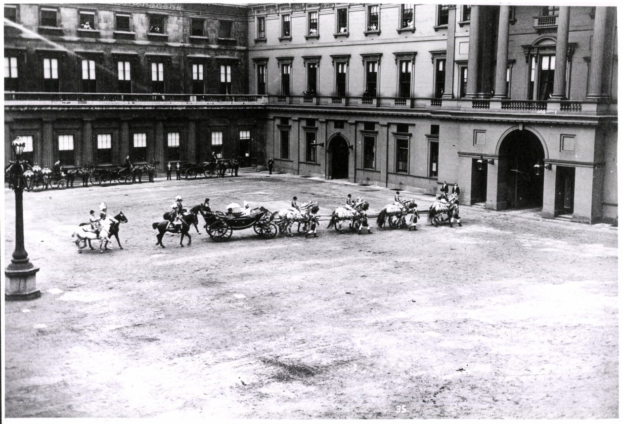 Viktória királynő elhagyja a Buckingham-palotát, gyémánt-jubileum, 1897. június 22. (f/w fotó) alkotó: Unknown photographer