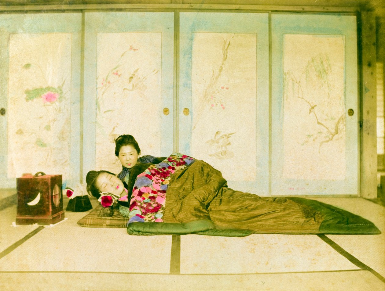 Egy futonon fekve. Két japán nő fekszik a földre helyezett hagyományos futonon. Japán, 1910 körül. Japán, Kelet-Ázsia, Ázsia. ©Cultural Heritage Images/UIG/Leemage alkotó: Unknown photographer