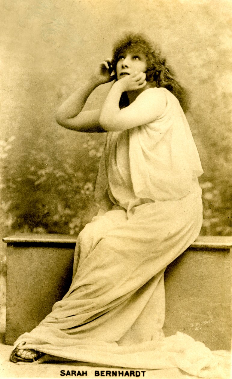 Sarah Bernhardt az „Izey” címszerepében az írországi Abbey Theatre-ben 1896-ban (képeslap) alkotó: Unknown photographer