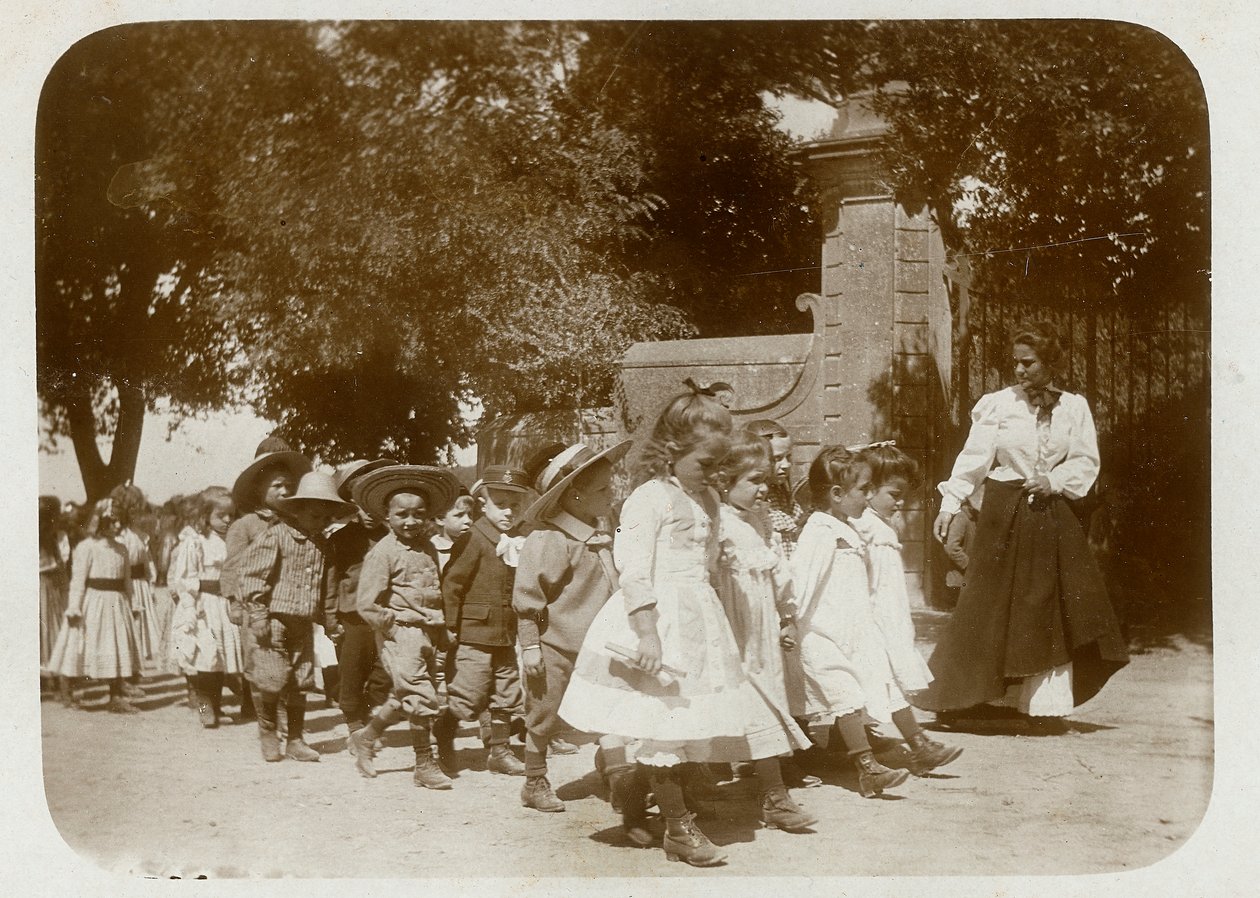 Iskolai séta alkotó: Unknown photographer