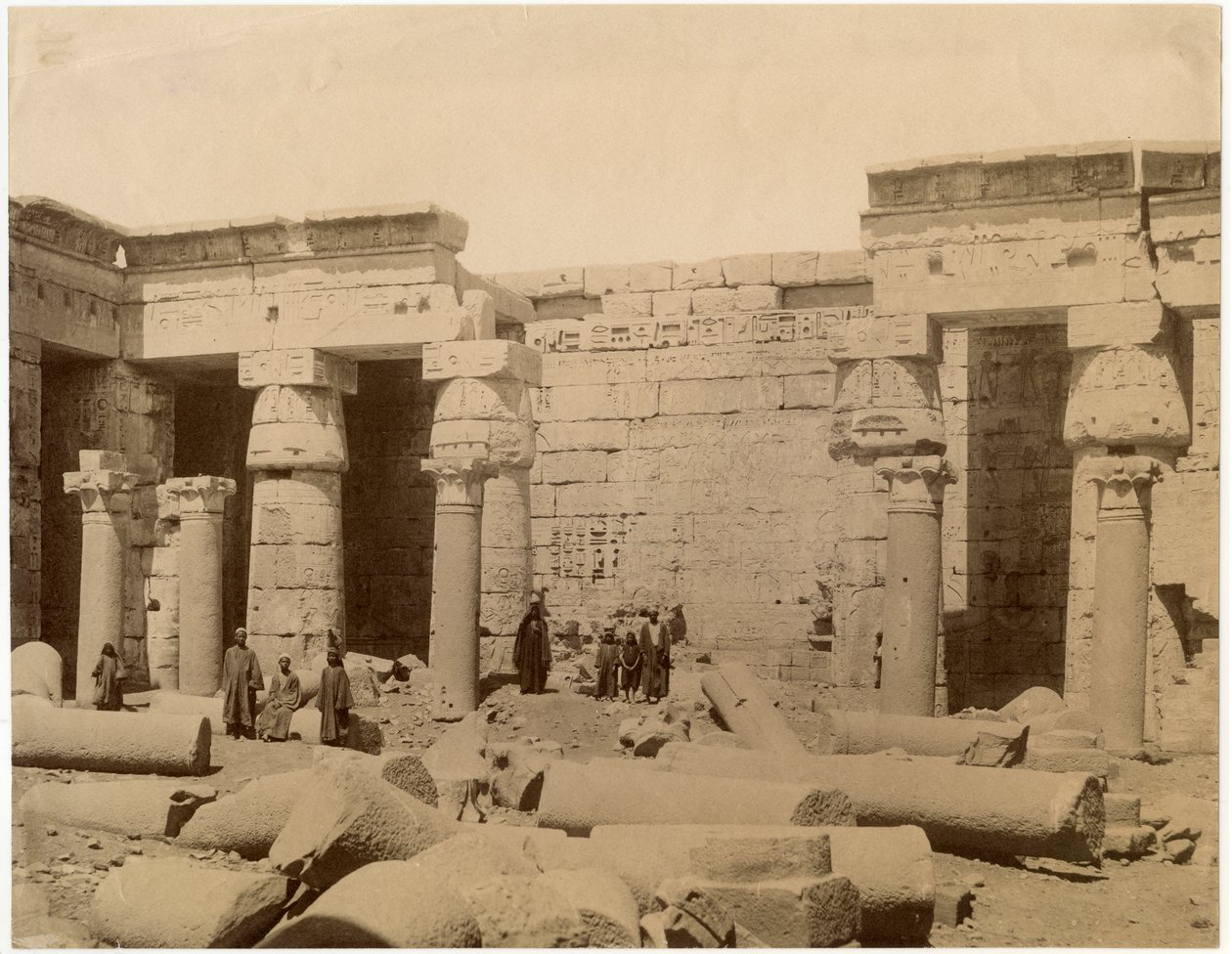 Ramszesz III halotti templomának második udvara, északi oldal, Medinet Habu, Egyiptom, 1890 körül alkotó: Unknown photographer