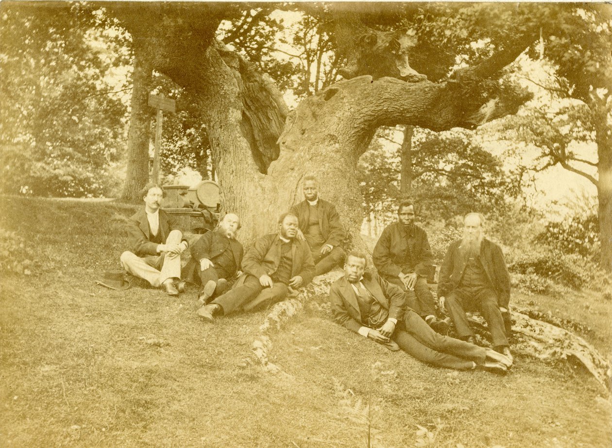 Az Egyházi Missziós Társaság hét vezető tagja Sierra Leonéban és Nigériában a Wilberforce-tölgy alatt ül Kestonban (Kent, Egyesült Királyság). alkotó: Unknown photographer