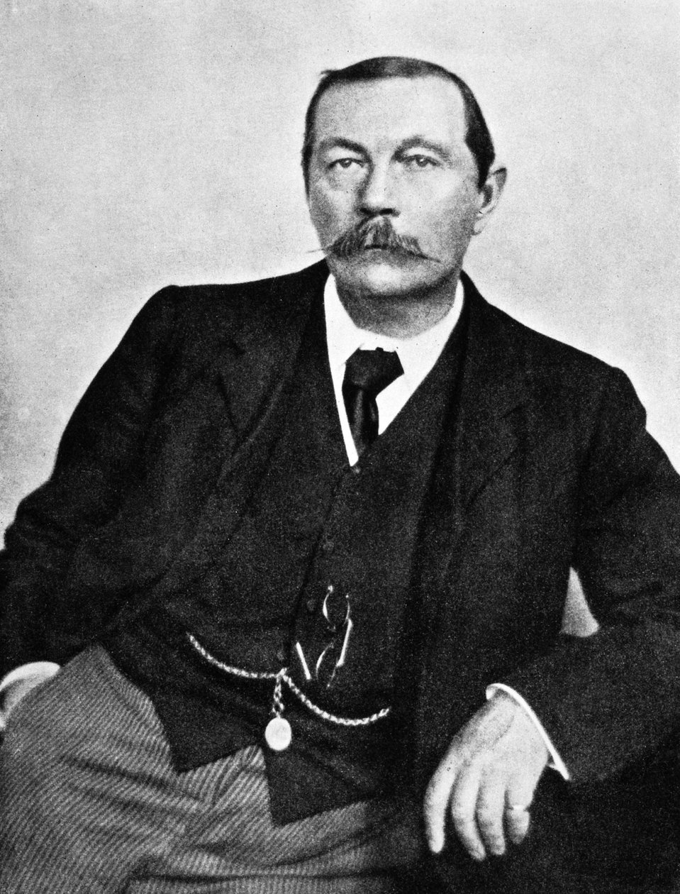 Sir Arthur Conan Doyle (1858-1930) skót író itt 1910 körül (fekete-fehér fotó) alkotó: Unknown photographer