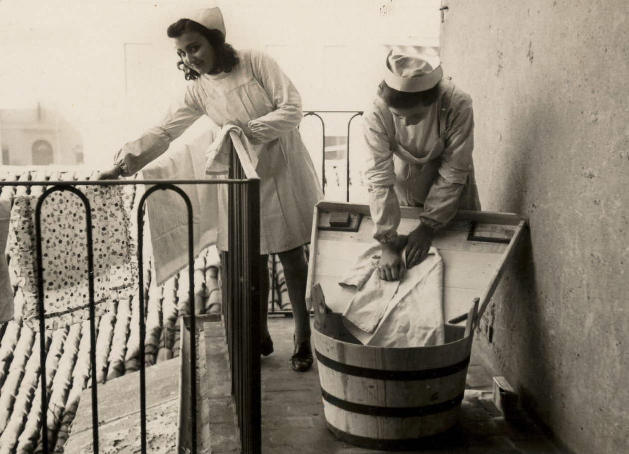 Néhány nő a mosás gyakorlatával foglalkozik a "Regina Elena" di Imola, ma "Innocenzo da Imola" középiskola női szakképző iskolájában. alkotó: Unknown photographer