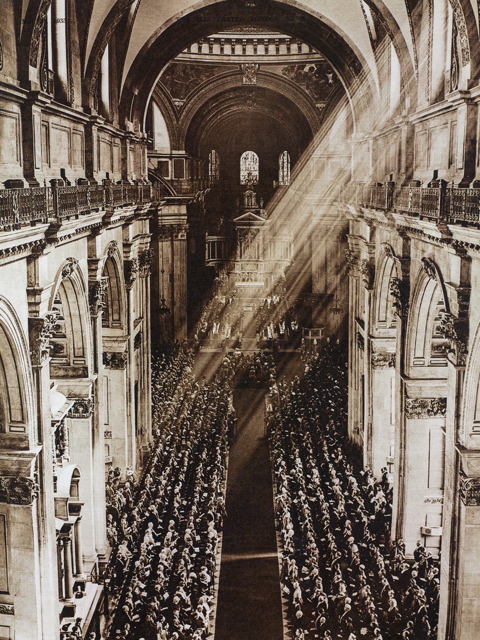 Napsugarak a Szent Pál-székesegyházban V. György király ezüstjubileumi istentisztelet közben, London, Egyesült Királyság, fénykép az Illustrated London Newstól, május 11. alkotó: Unknown photographer
