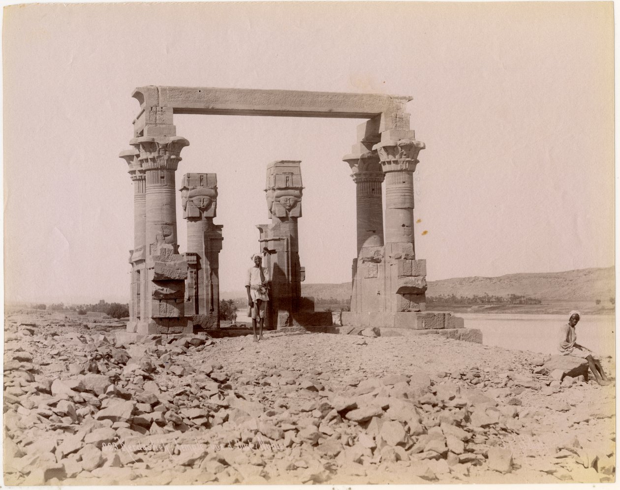 A Qertassi római kioszk (ma Új-Kalabsha), keletről nézve, Egyiptom, fényképe: Edition J P Sebach, 1890 körül alkotó: Unknown photographer