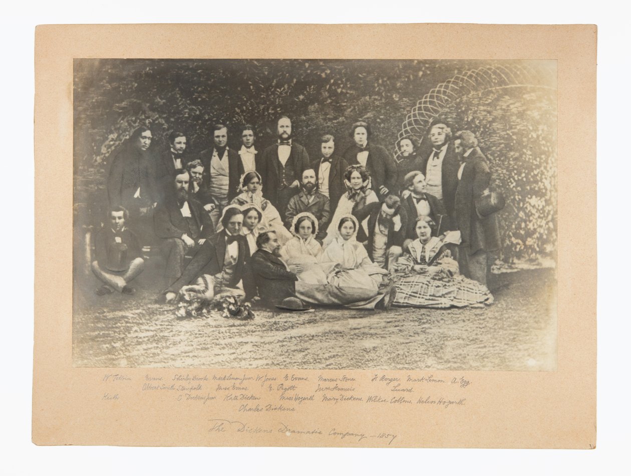 Az amatőr társulat a The Frozen Deep című darabhoz, köztük Charles Dickens, Albert Smith kertjében alkotó: Unknown photographer