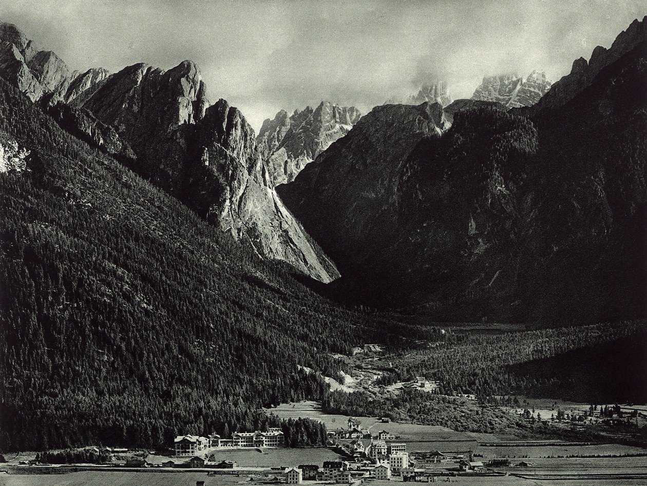 Dobbiaco városa a Dolomitokban alkotó: Unknown photographer