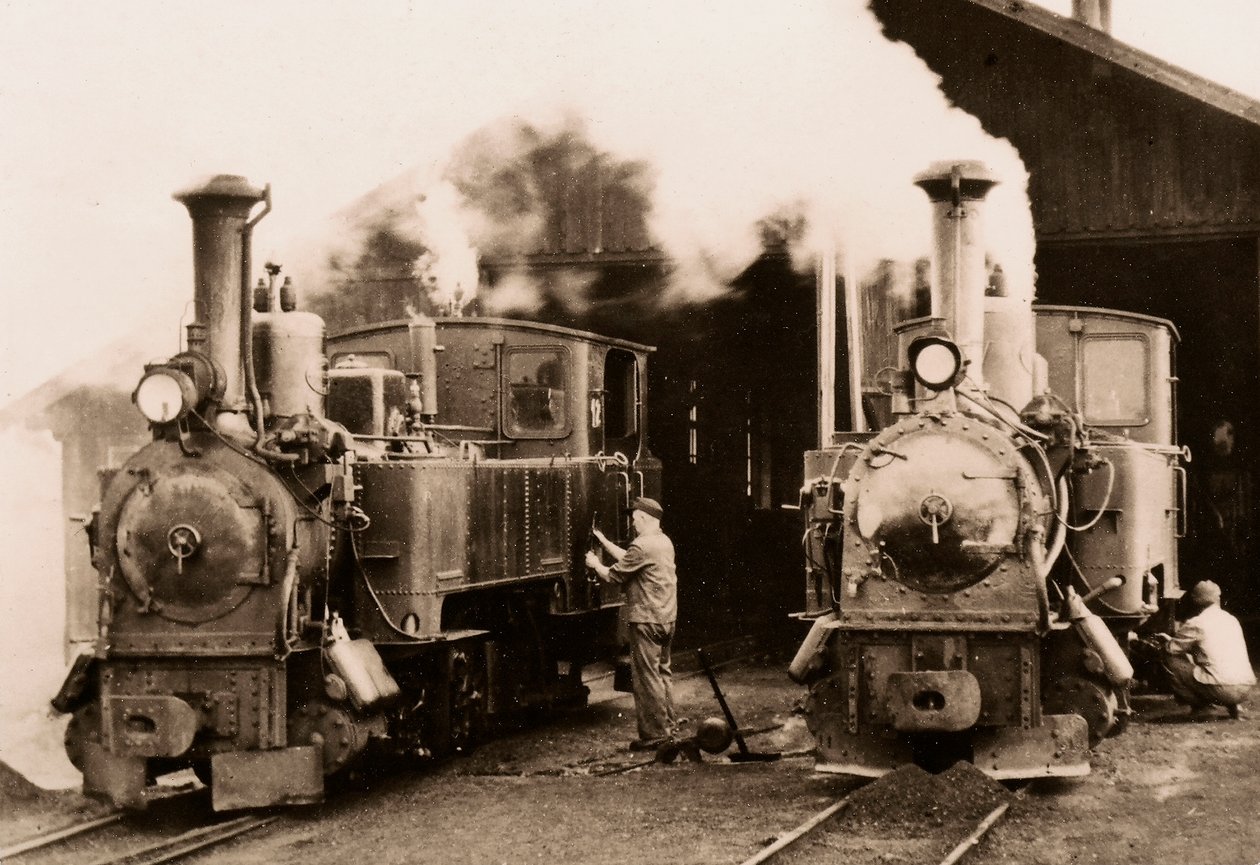 Két gőzmozdony karbantartása két munkás által. alkotó: Unknown photographer