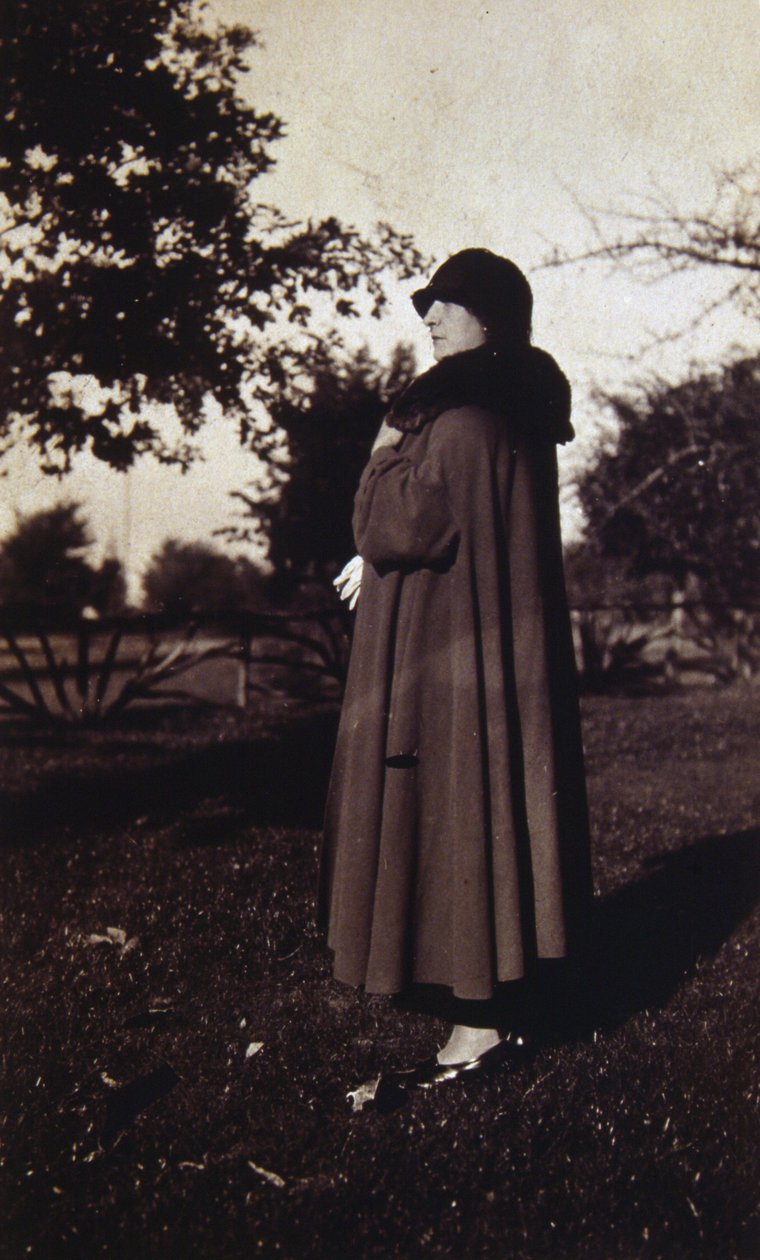 Vintage fénykép egy francia nőről kalapban és kabátban, 1920 körül (f/w fotó) alkotó: Unknown photographer