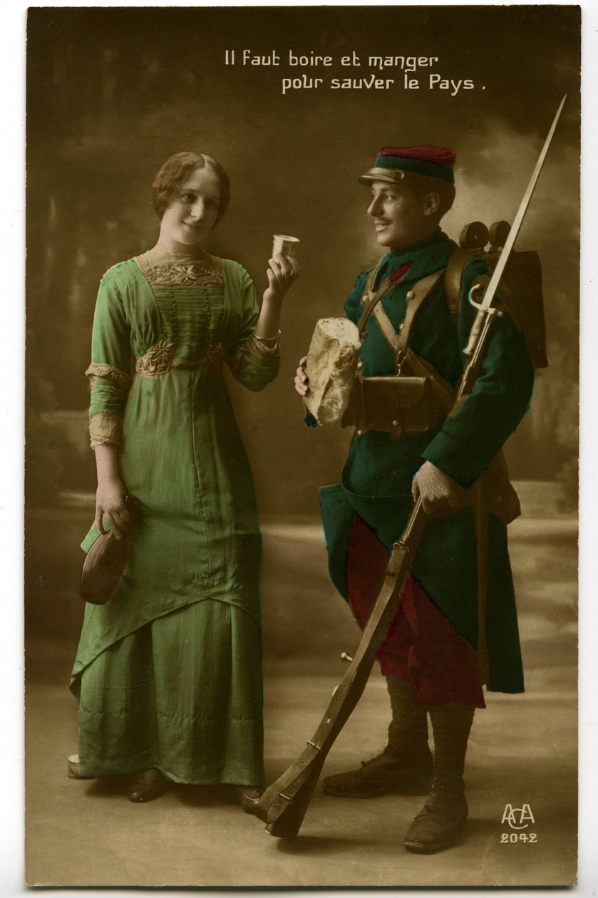 Háború 1914 - 1918 (14-18): korabeli képeslap, amelyen egy francia katona kékhorizontos egyenruhában (kék horizont) veszi a kenyeret és bort, amit egy fiatal nő hoz neki: igyál és egyél, hogy megmentsd a hazát - élelmiszer - alkotó: Unknown photographer