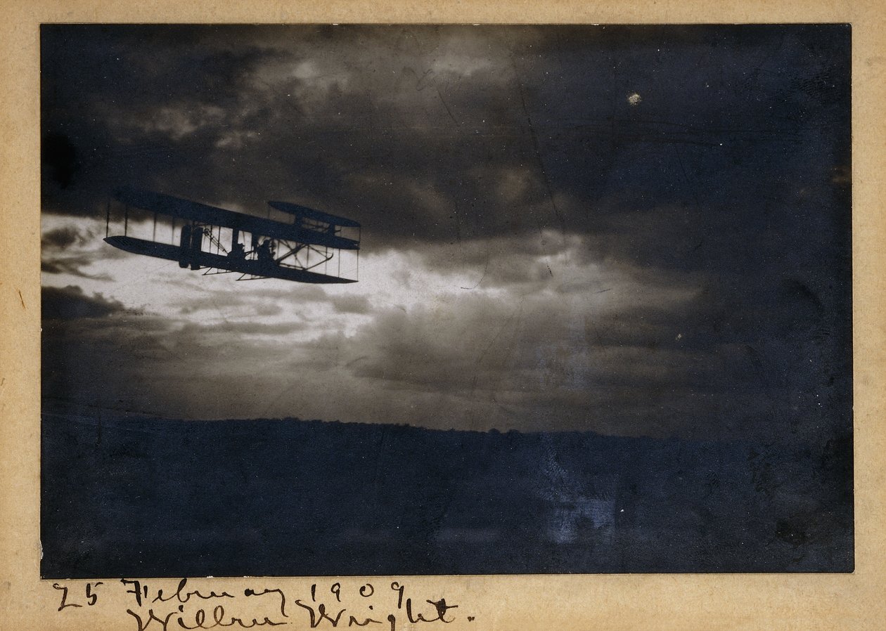Wilbur Wright repülés közben, "Wilbur Wright" autográf aláírással és "1909. február 25." dátummal, 1909 körül (zselatinos ezüstnyomat, hordozón, tinta). alkotó: Unknown photographer