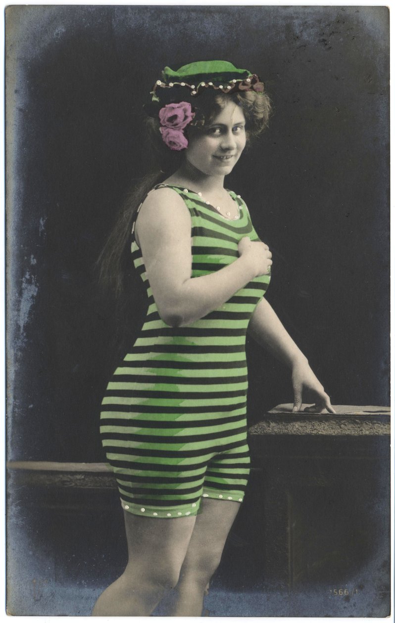 fürdőruhás nő, c. 1910 (képeslap) alkotó: Unknown photographer