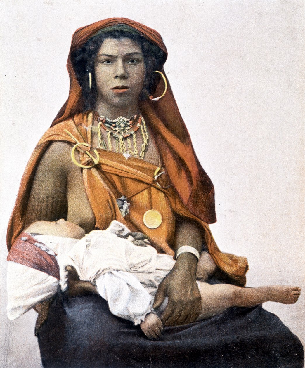 Fiatal berber nő babát szoptat. 19. századi fényképezés. alkotó: Unknown photographer