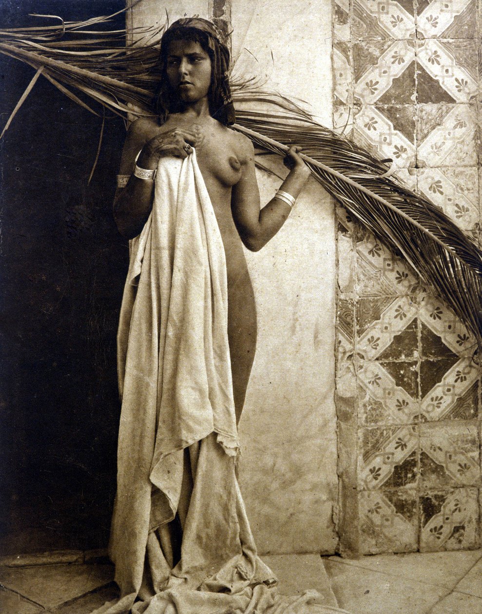 Fiatal berber nő meztelenül pózol. Fényképezés 1890 körül alkotó: Unknown photographer