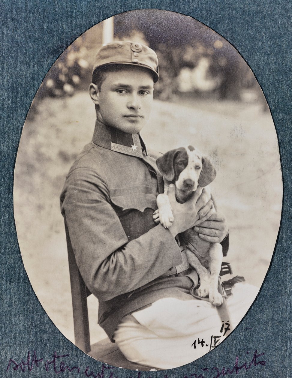 Fiatal hadnagy alkotó: Unknown photographer