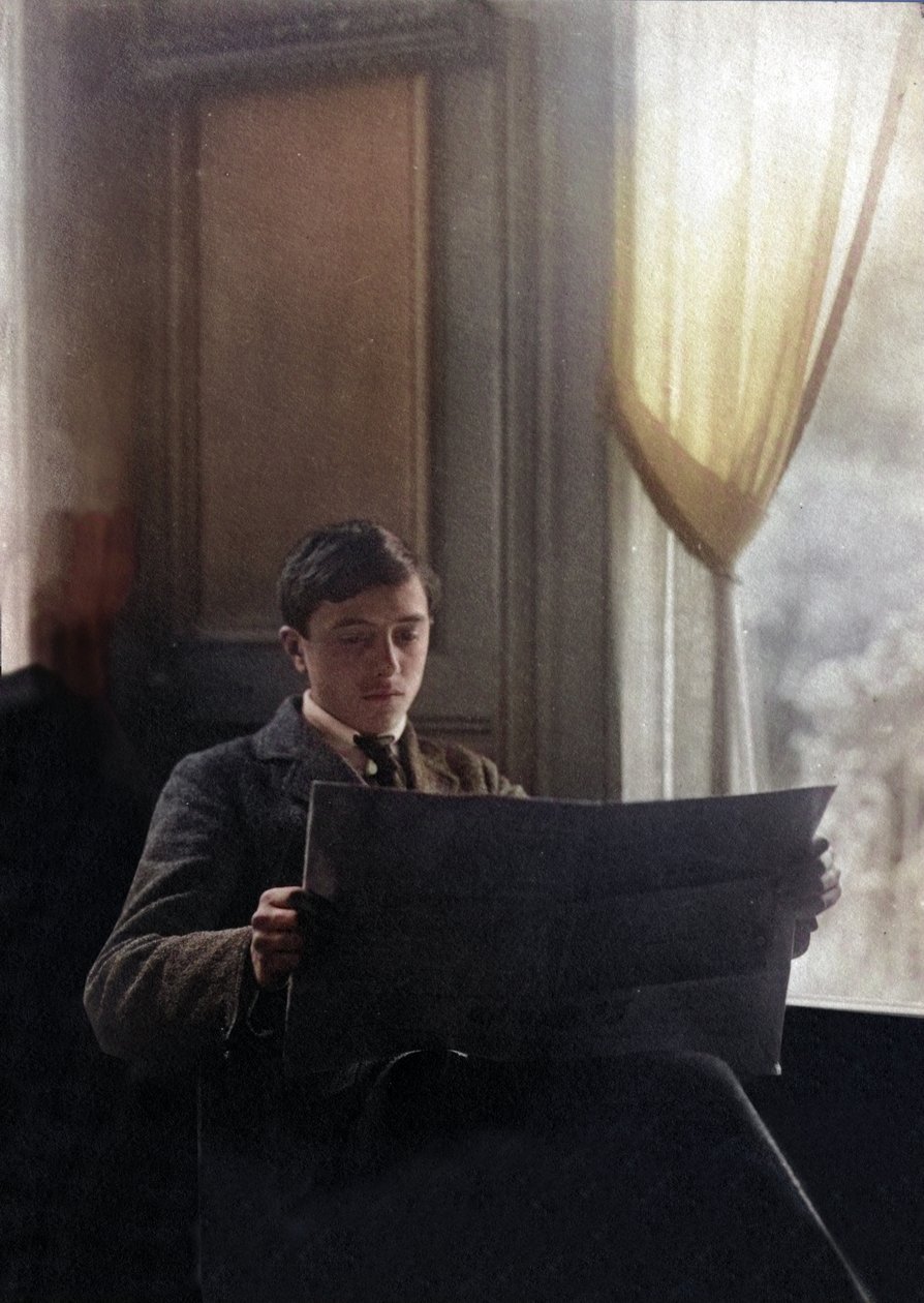 Fiatal férfi a reggeli újságot olvassa, Franciaország alkotó: Unknown photographer