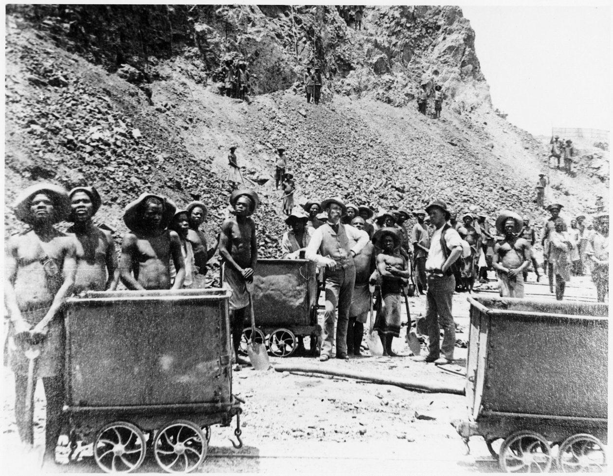 Zulu "fiúk" a De Beers gyémántbányáiban, 1885 körül (fekete-fehér fotó) alkotó: Unknown photographer