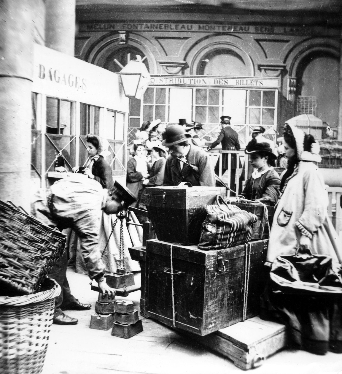 utasok, akik felügyelték a poggyászok mérését a párizsi Gare de Lyonban, a második franciaországi birodalom idején alkotó: Unknown photographer