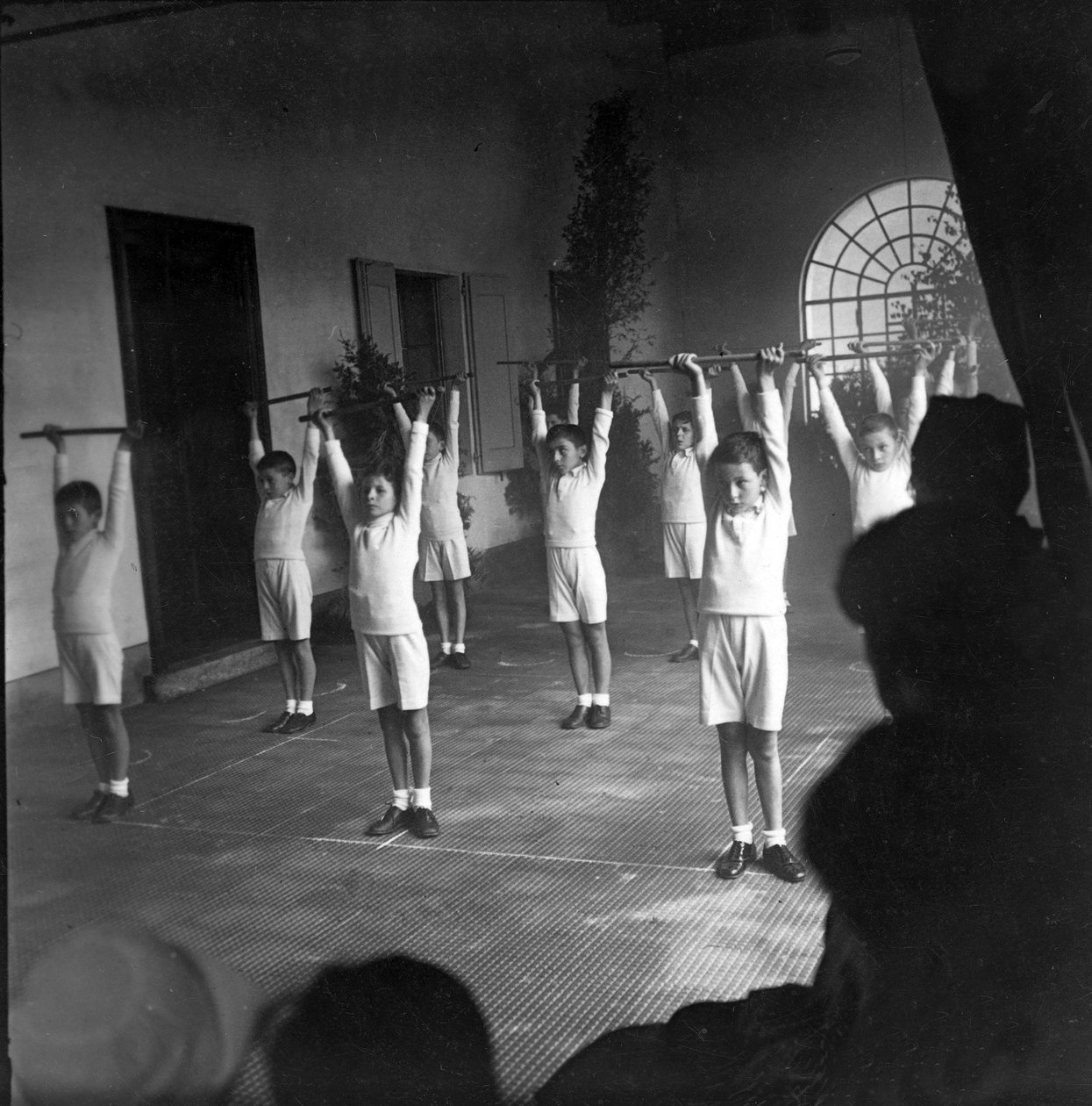 sport, testnevelés, iskolai tornaterem alkotó: Unknown photographer