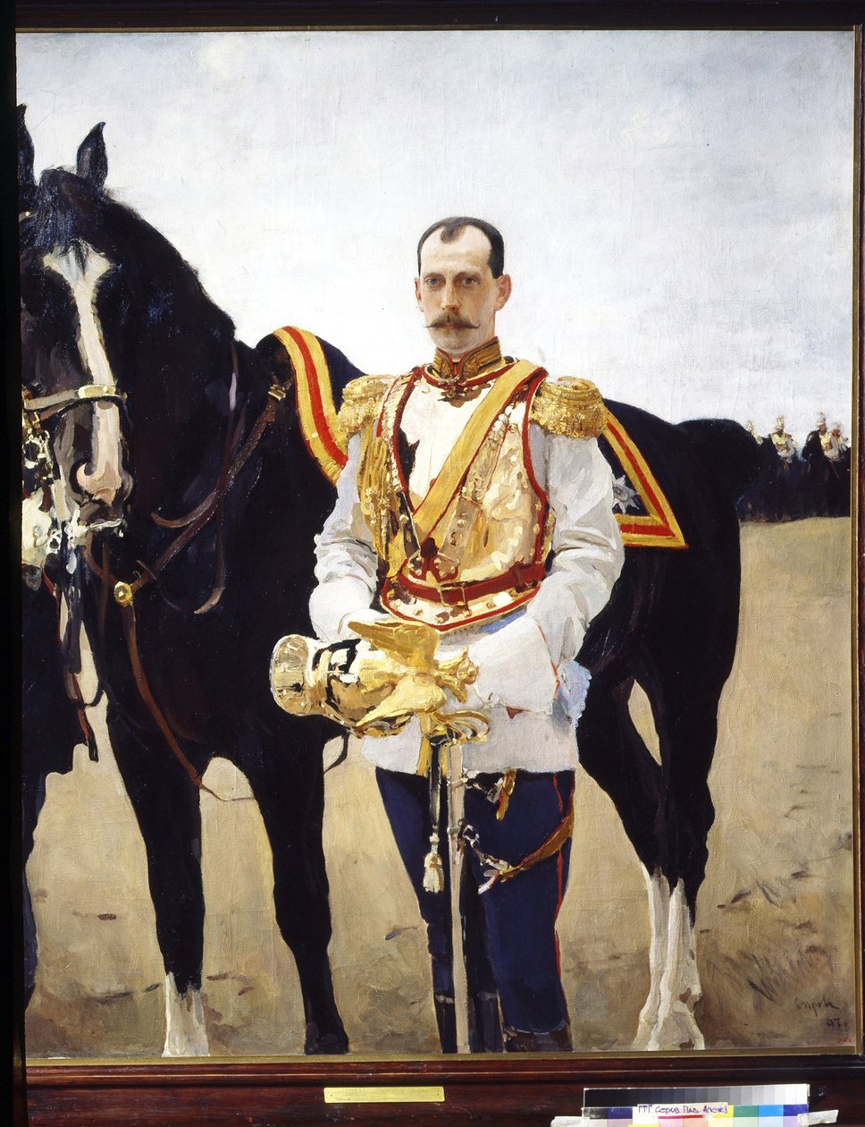 Alekszandrovics Pál orosz nagyherceg (1860-1919) portréja. (Pál Alekszandrovics orosz nagyherceg arcképe). Az orosz birodalmi hadsereg lovasságának tisztjének egyenruhájában, a lova közelében. Valentin Alekszandrovics Szerov festménye ( alkotó: Valentin Aleksandrovich Serov