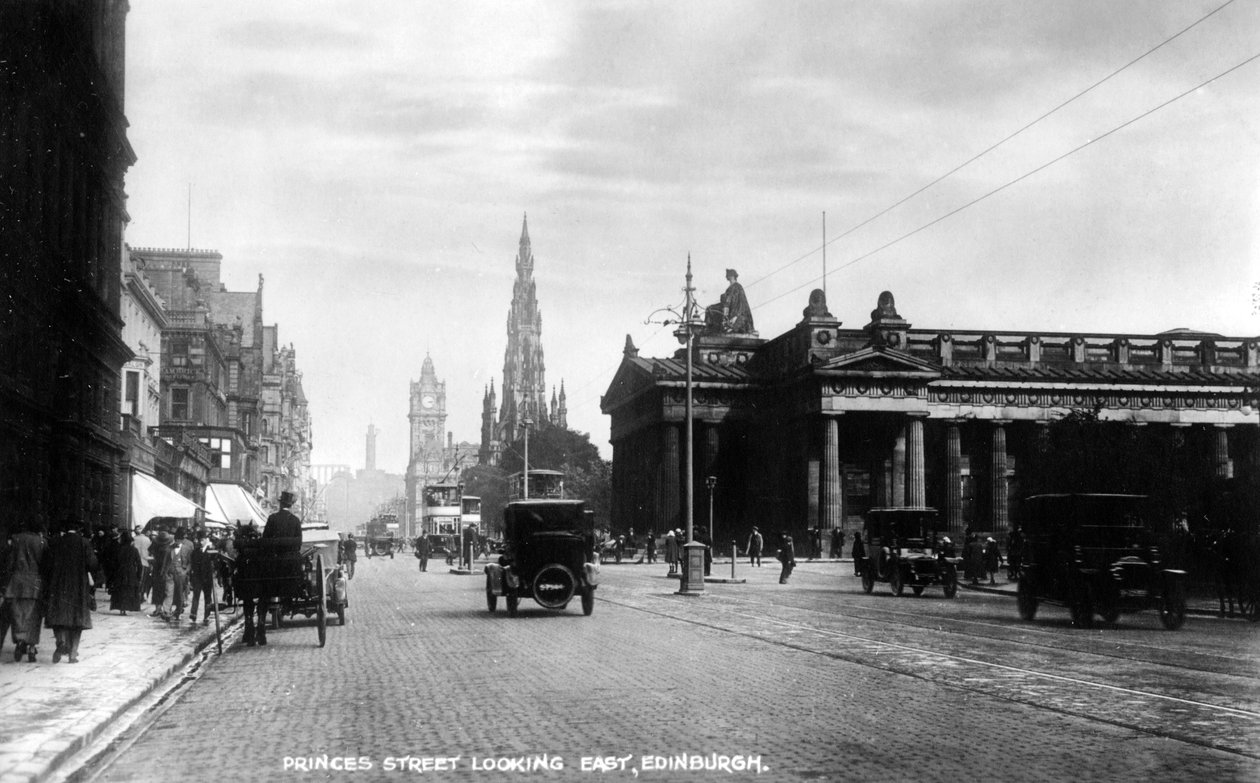 Kelet felé nézve a Princes Street mentén, Edinburghban, a XX. század elején. alkotó: Valentine and Sons Ltd