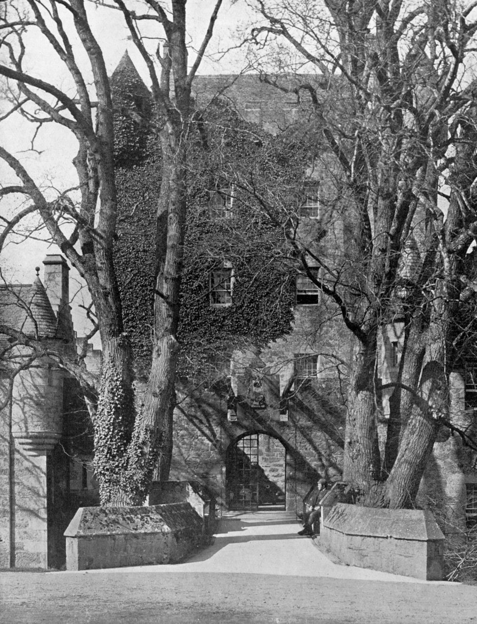 Drawbridge, Cawdor Castle, Skócia, 1924-1926 alkotó: Valentine and Sons Ltd