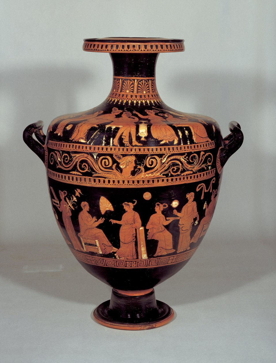 Piros figura hydria jelenetekkel női lakrészekben (gynaikoniták) Apuliából, Olaszországból (agyag) alkotó: Varese Painter attr. to Varese Painter attr. to