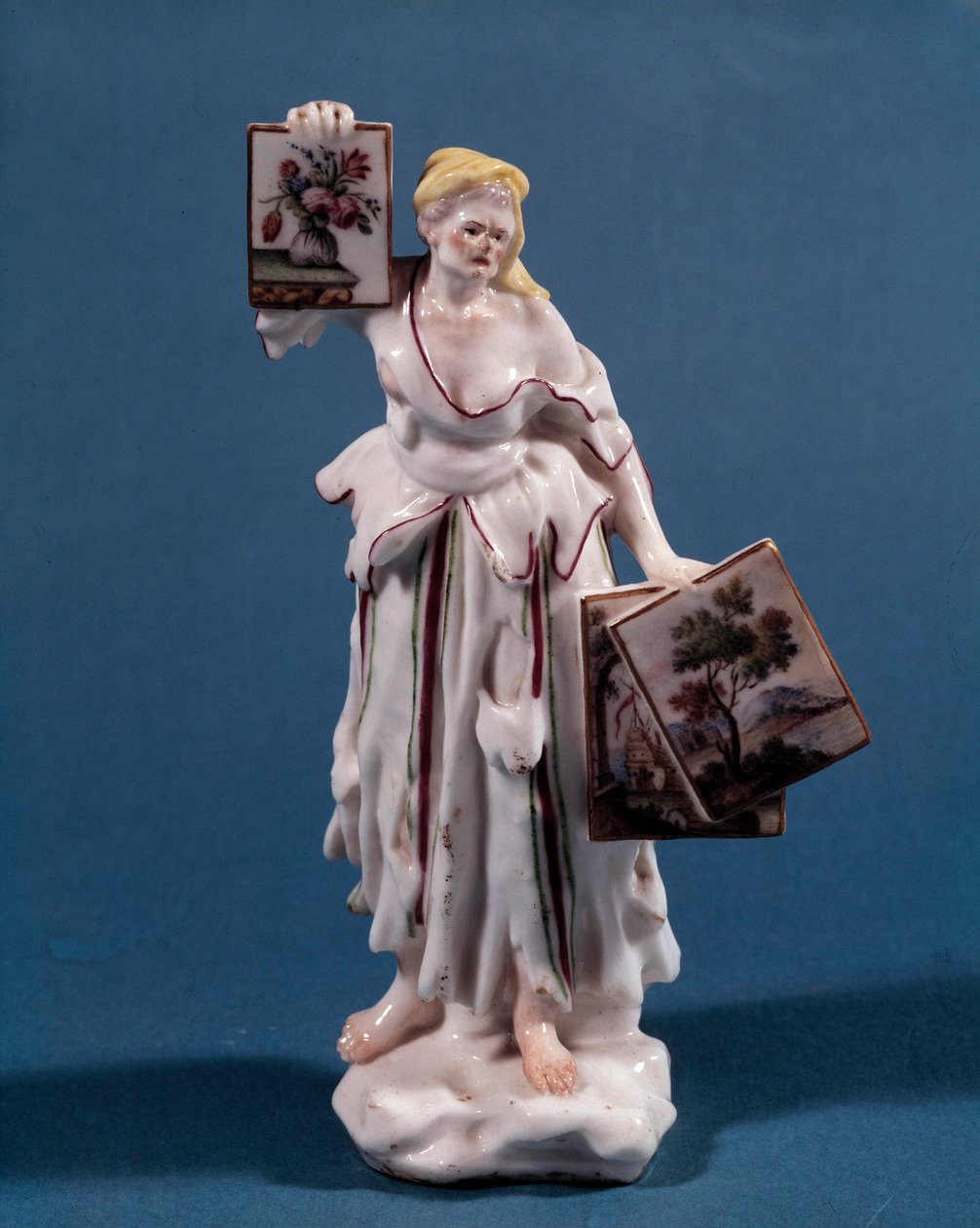 Egy fiatal nőt ábrázoló porcelán szobor, aki nyomatokat árul vagy mutat. 18. századi velencei iskola. Párizs, dekoratív művészet alkotó: Venetian School
