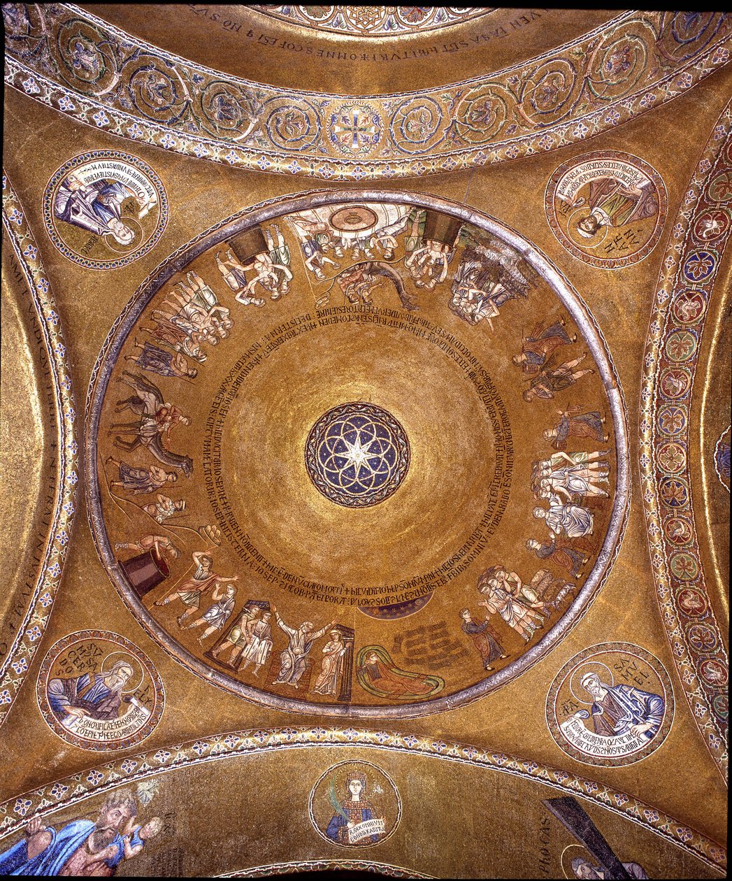 Kilátás a kupolára mozaikokkal, arany alapon alkotó: Veneto Byzantine School