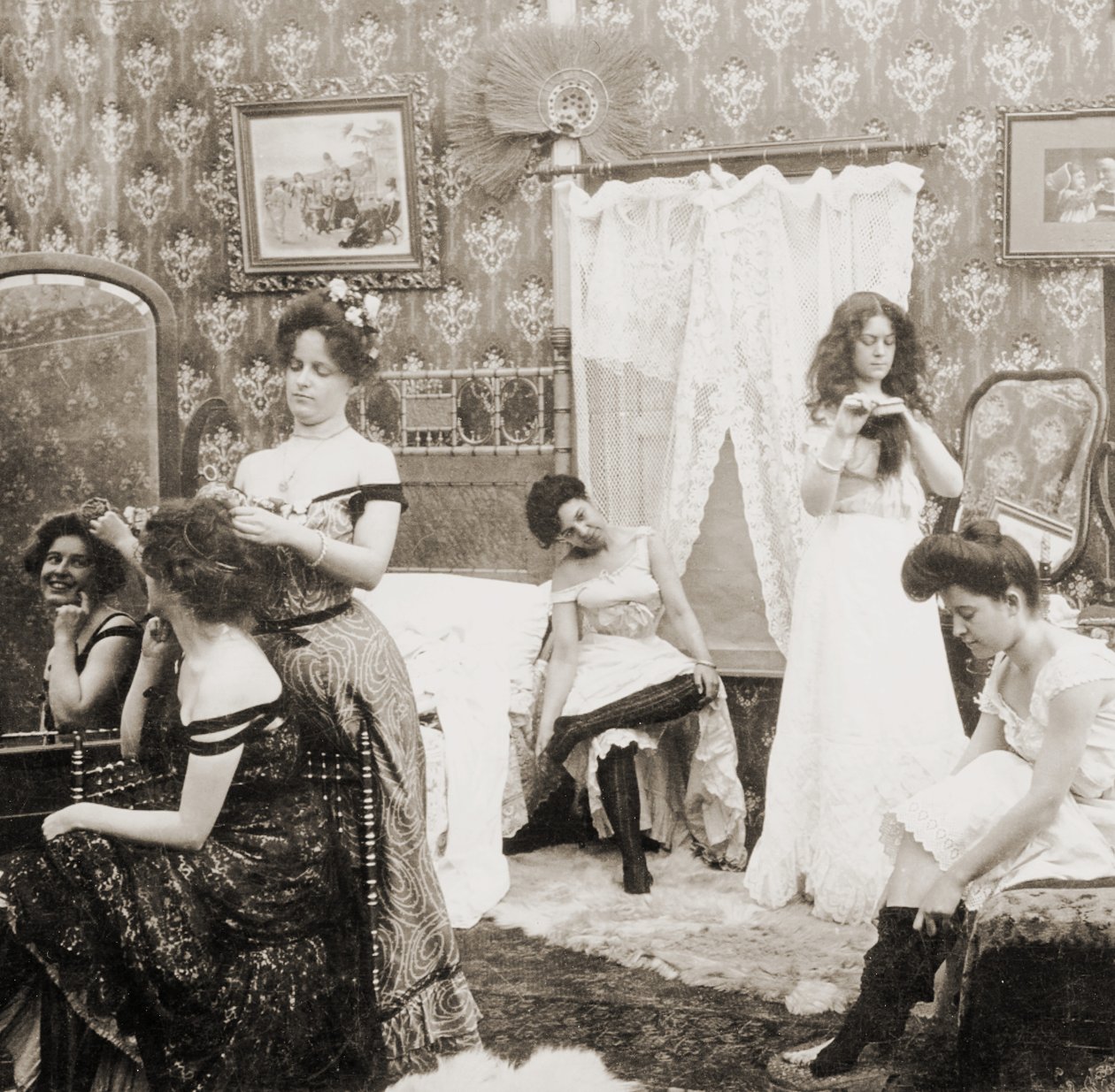 "Öltözködés a bálra", 1900 körül (szepiaszínű fotó) (lásd még 473245) alkotó: Vermont, USA H.C. White Company
