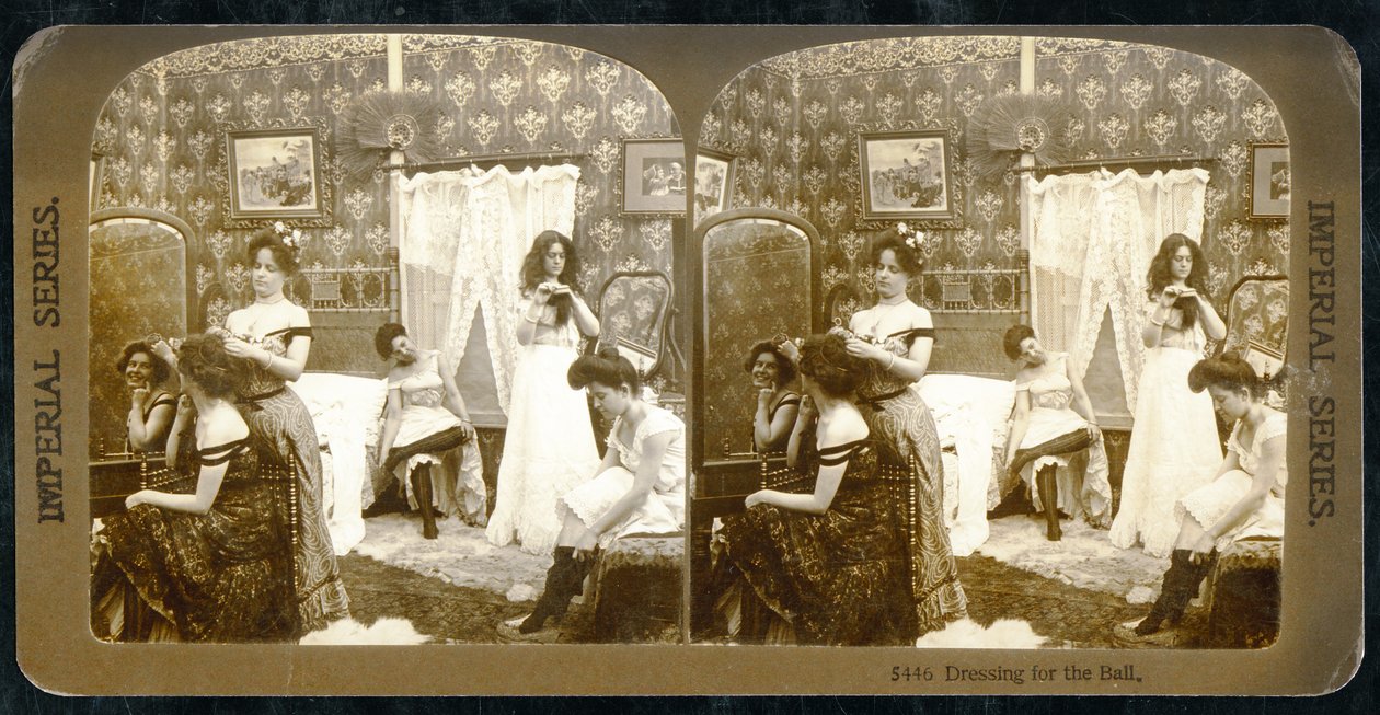 „Dressing for the Ball”, 1900 körül (szépia fotó) (lásd még: 473245) alkotó: Vermont, USA H.C. White Company