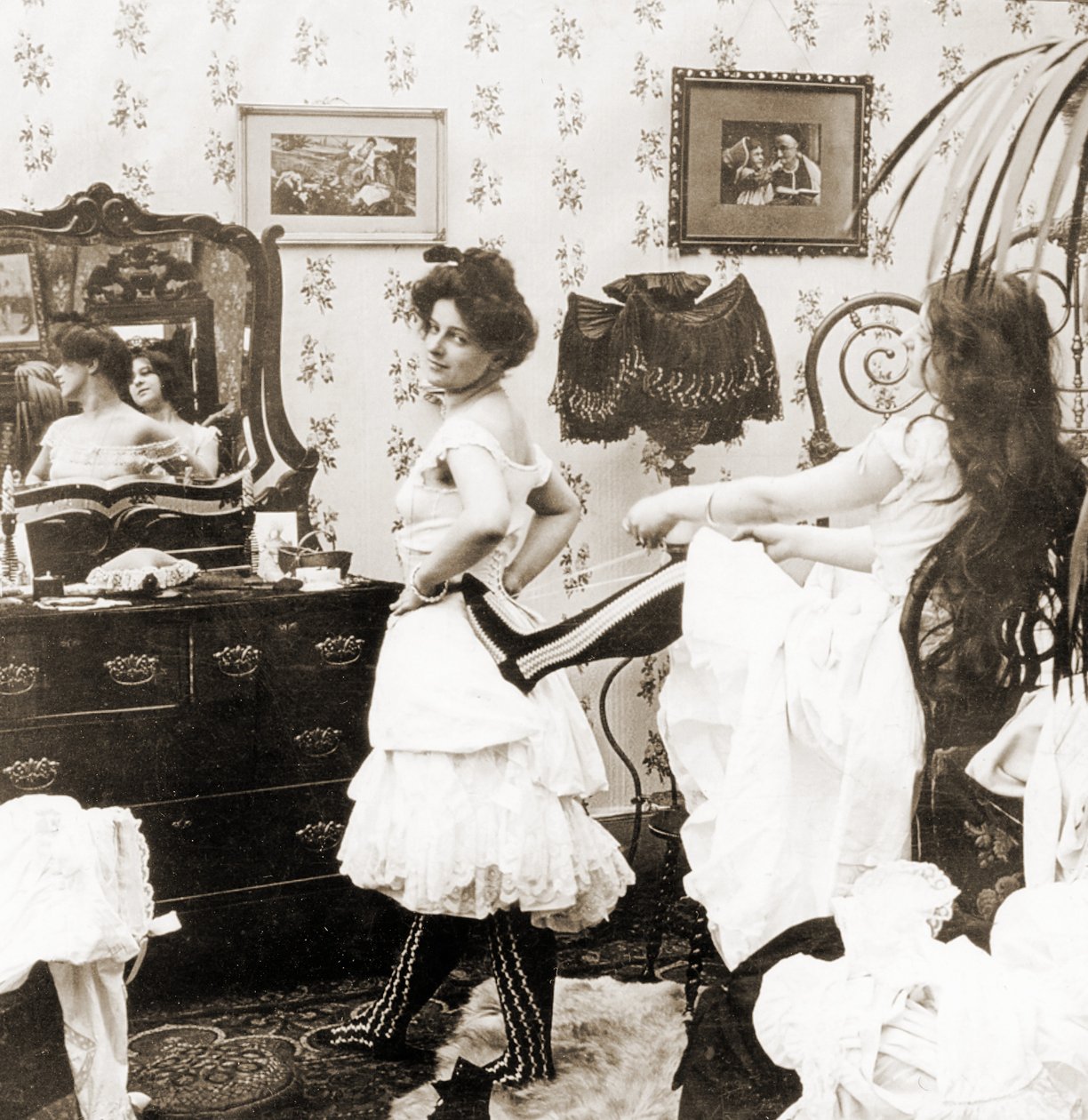 Sztereoszkópikus kártya, amely egy nőt fűzőbe fűzve ábrázol, 1900 körül (szépia fotó) (lásd még: 473243) alkotó: Vermont, USA H.C. White Company