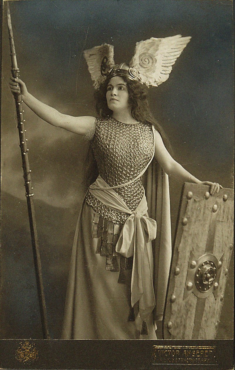 Madame Charles Cahier, mint Brunhilde a Valkűrben. alkotó: Victor Angerer