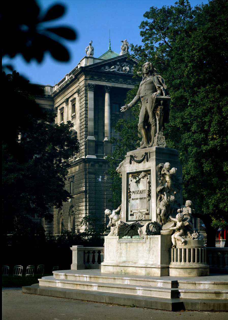 Emlékmű, amely Wolfgang Amadeus Mozart (1756-1791) osztrák zeneszerző előtt tiszteleg. Victor Tilgner (1844-1896) szobra 1896. Bécs, Burggarten, Ausztria alkotó: Victor Tilgner