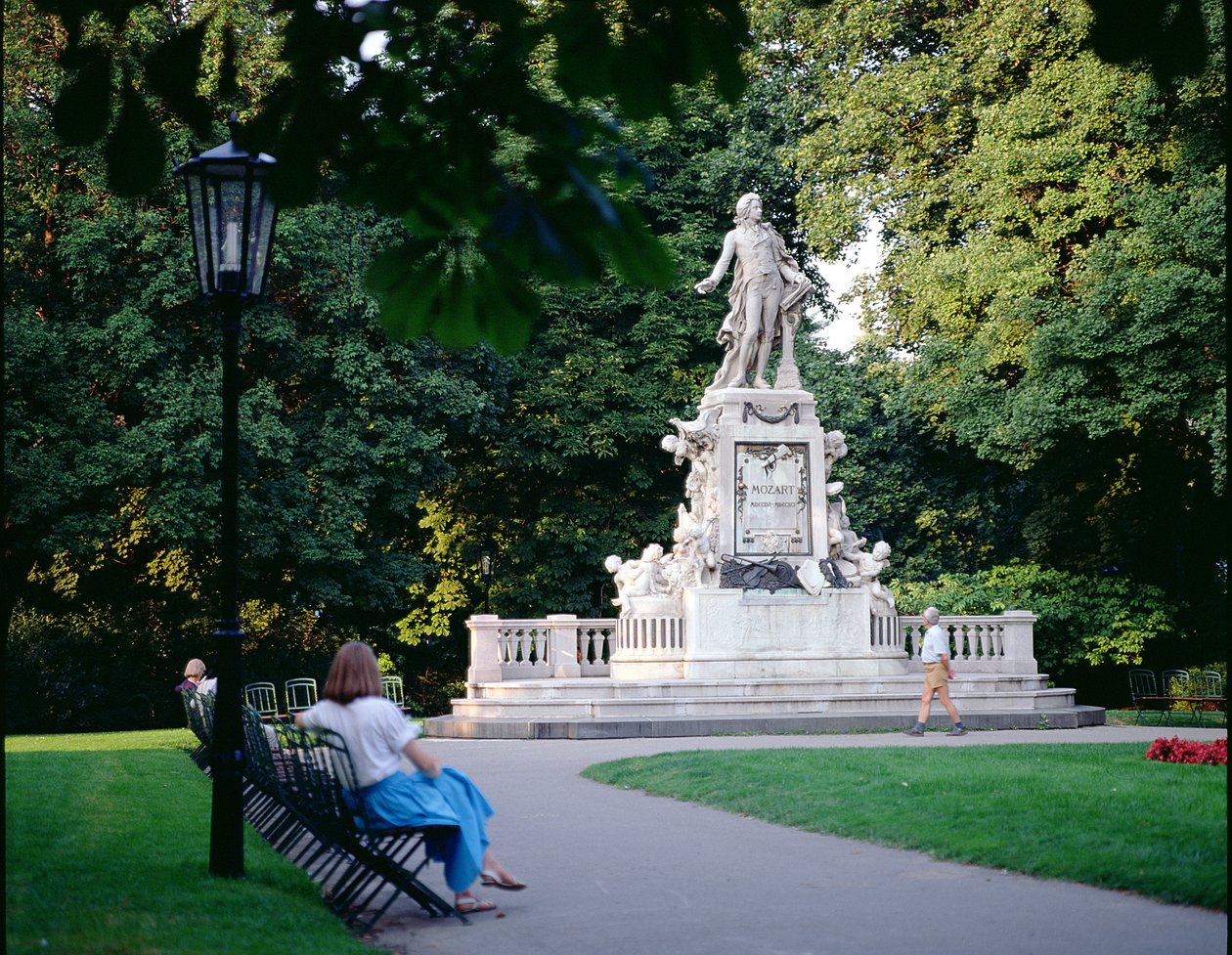 Mozart emlékműve, 1896-ban épült, Burggarten (fotó) alkotó: Victor Tilgner