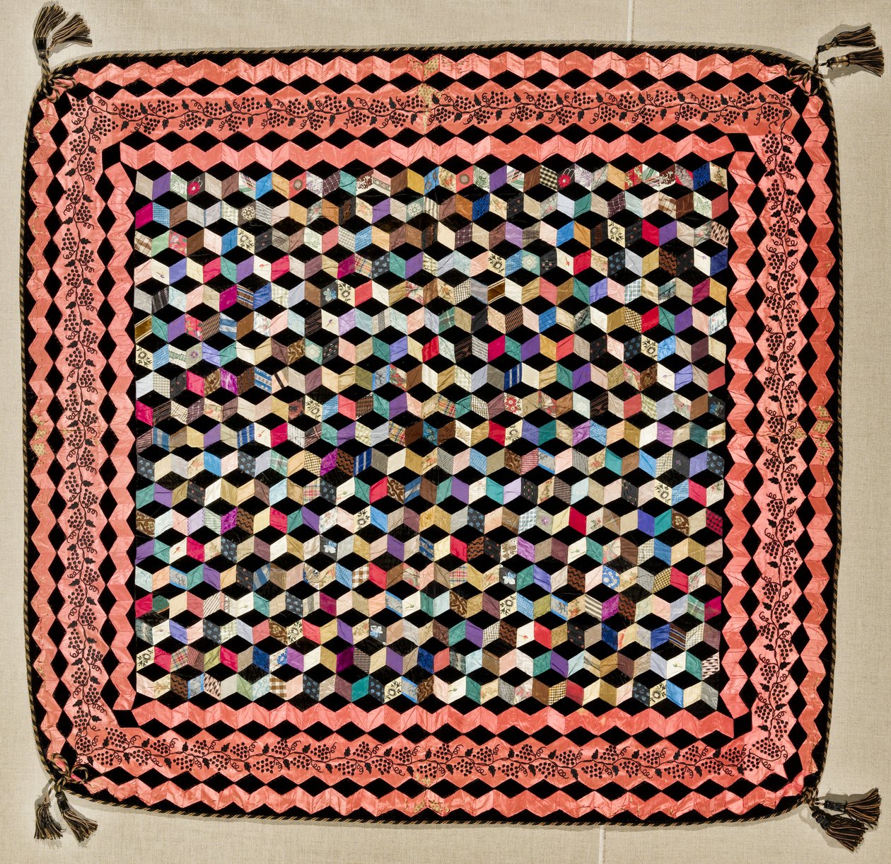 Tumbling Blocks Quilt, 1865-70 körül (selyem, bársony és fa) alkotó: Victoria Royall Broadhead