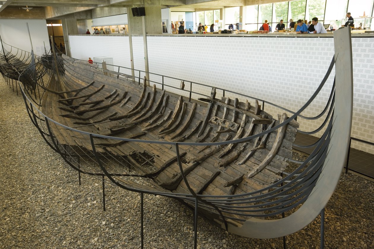 Megőrzött és felújított longboat alkotó: Viking