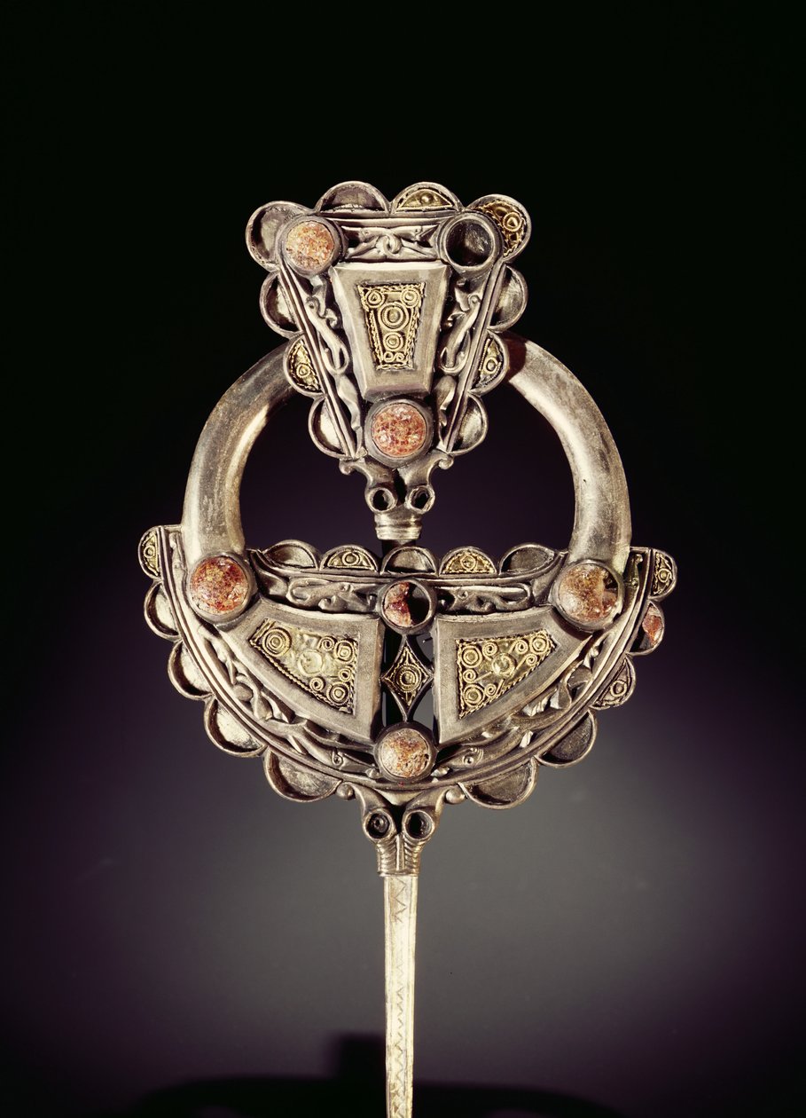 Roscrea melltű, Roscrea, Tipperary megye (ezüst, arany és borostyán) alkotó: Viking