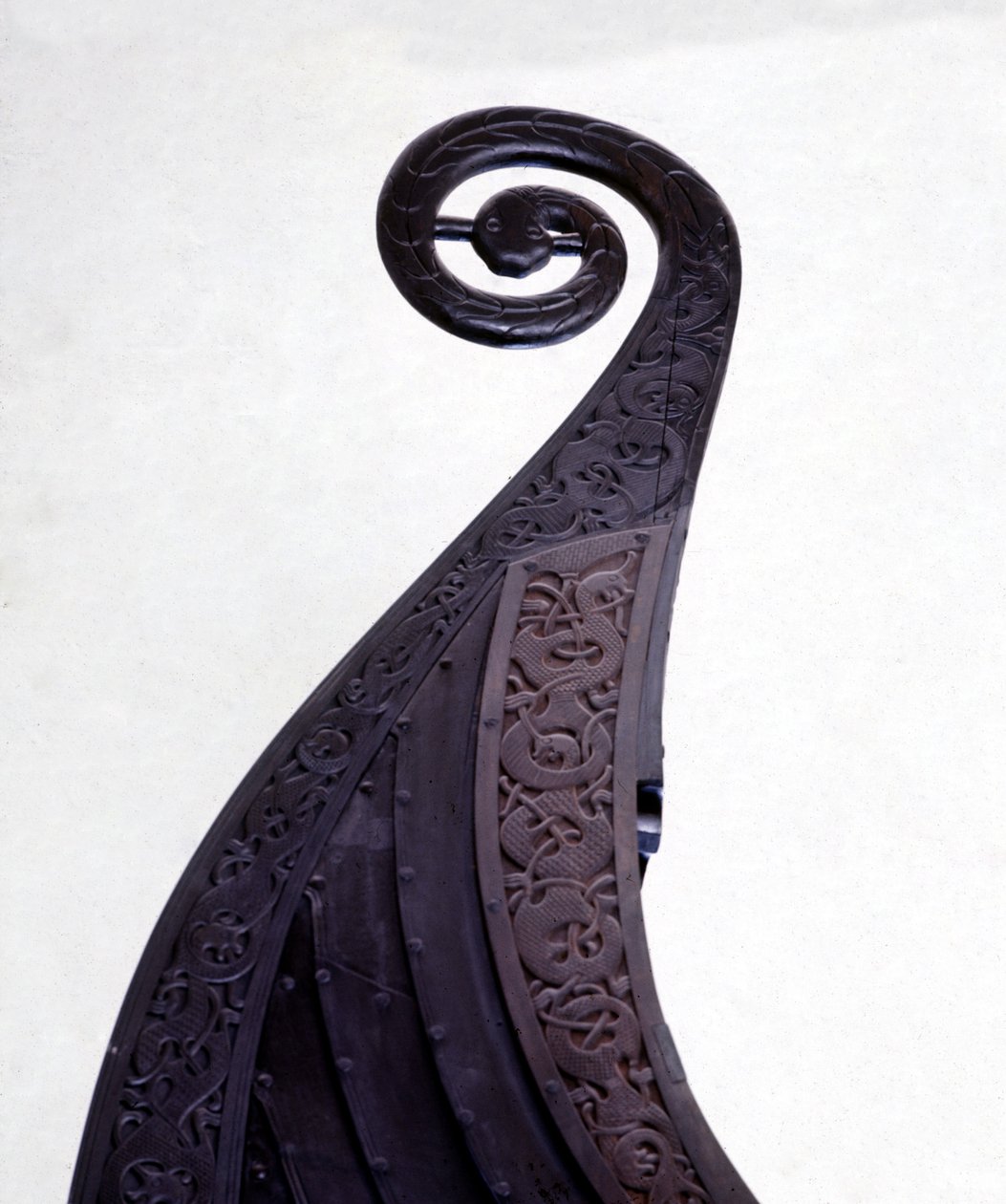 Egy temetkezési drakkar (vikinghajó) orrfigurája Osebergből, a 9. századból. Oslói Bygdoy Múzeum. alkotó: Viking