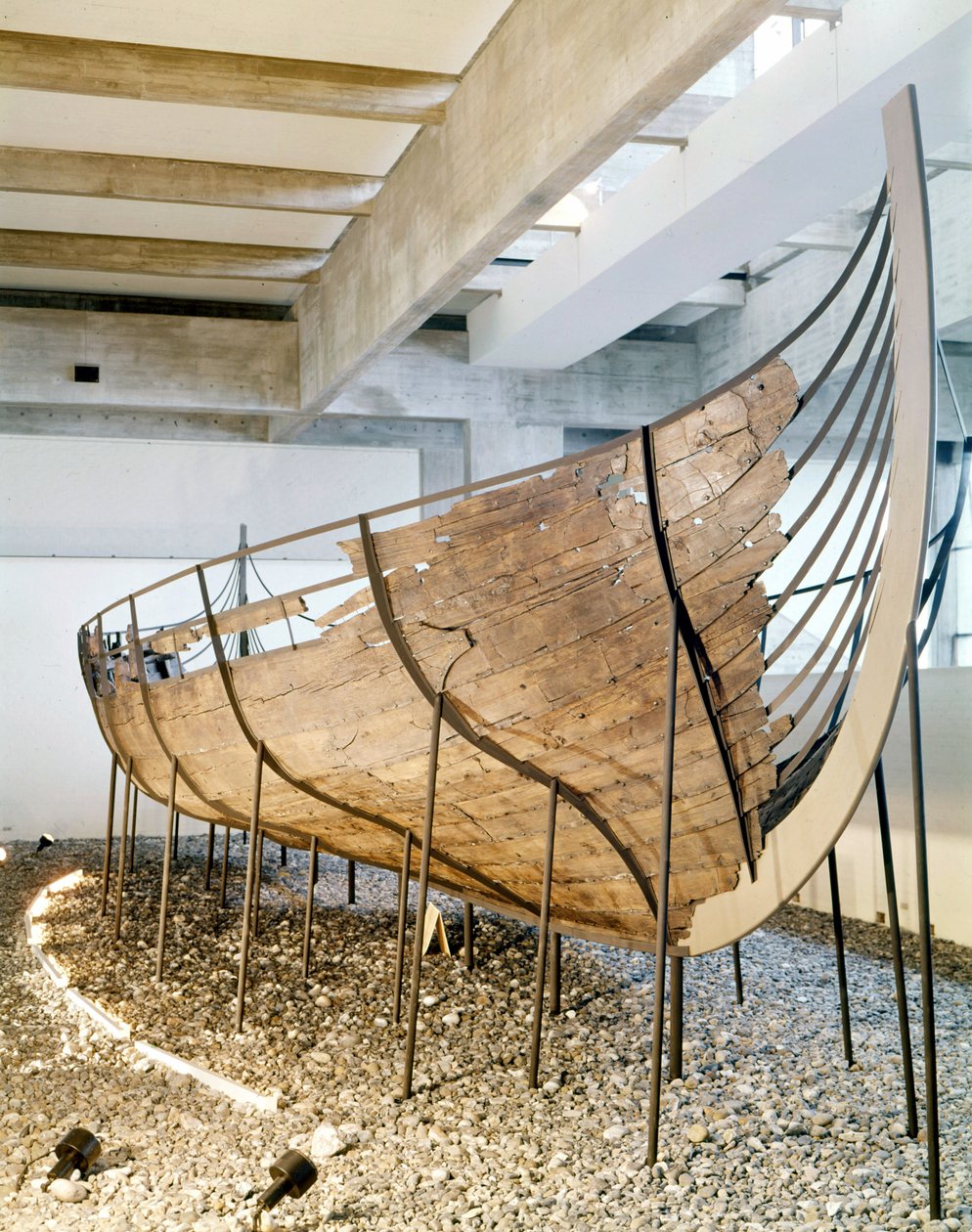 Óceánjáró teherhajó Sognefjordból, Nyugat-Norvégiából, 1030 körül (fenyő, tölgy és hárs) alkotó: Viking