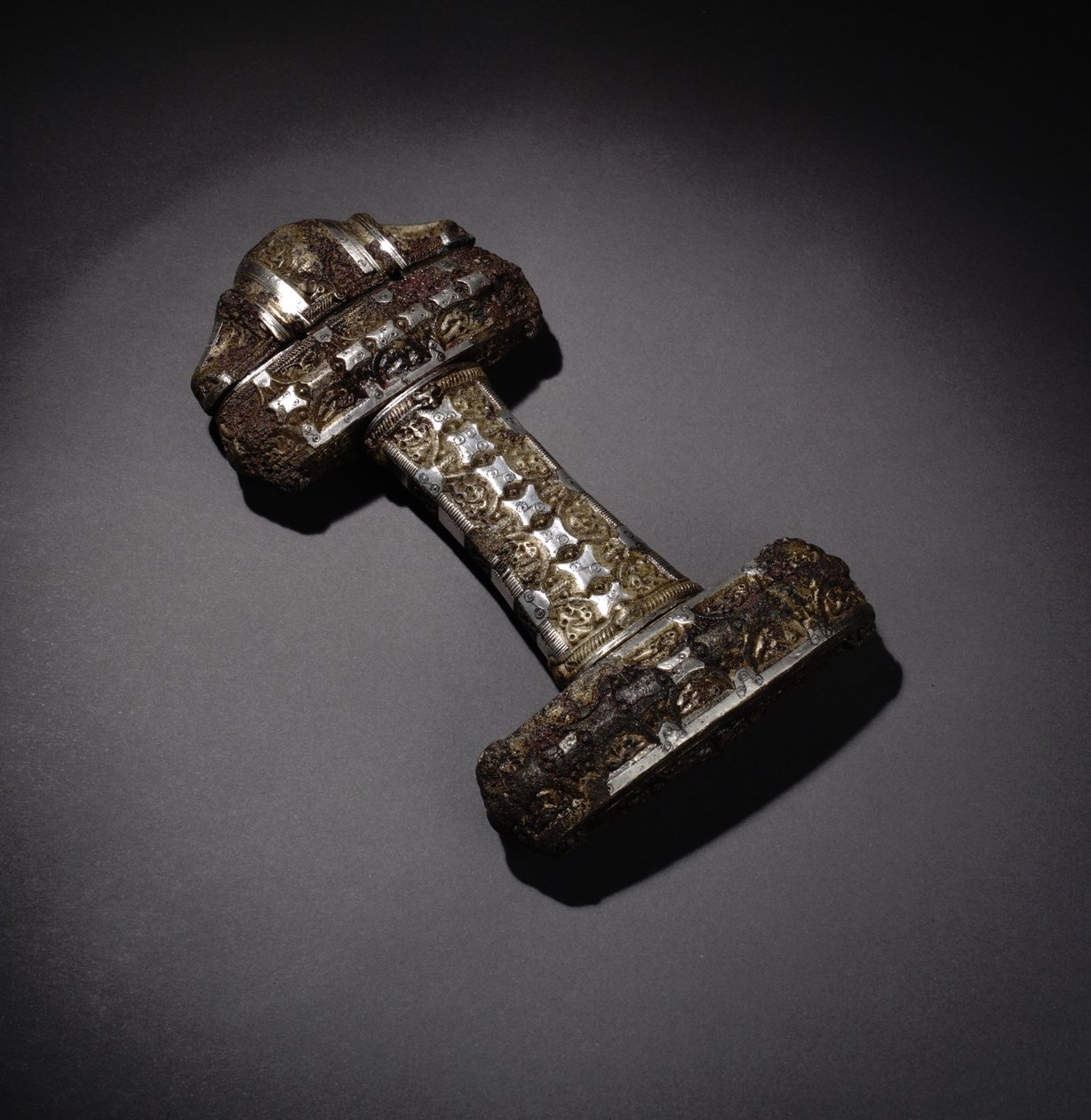 Kardmarkolat, Eiggből, Skóciából (bronz, ezüst, aranyozott és niello) alkotó: Viking