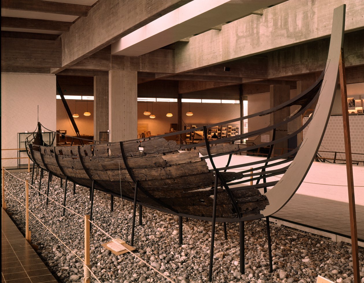 Viking hajót (drakkar vagy Langskip) találtak a Roskilde-fjordban, Dániában, 1030 körül (tölgy, fenyő, kőris és éger) alkotó: Viking