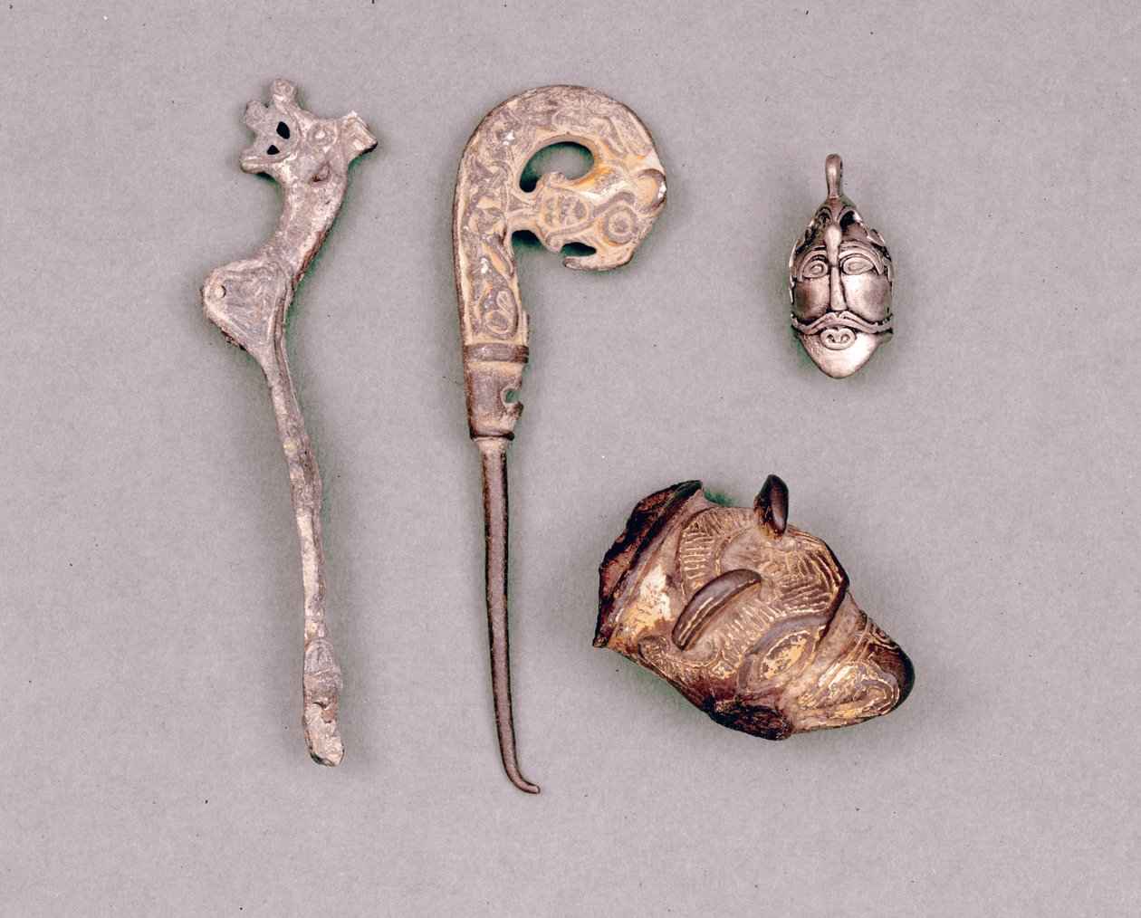 Különféle készülékek és viking ékszerek, a jobb felső sarokban, Odin istenség ábrázolása. Stockholm, Historiska Museet alkotó: Viking Viking