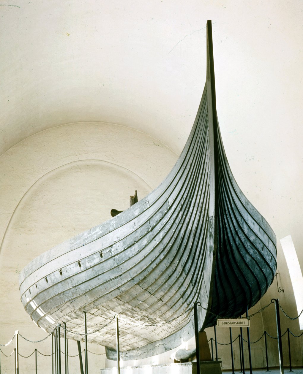 Viking hajó (drakkar) az Oslo melletti Gokstadból. Oslo Bygdoy Múzeum, Norvégia. alkotó: Viking Viking