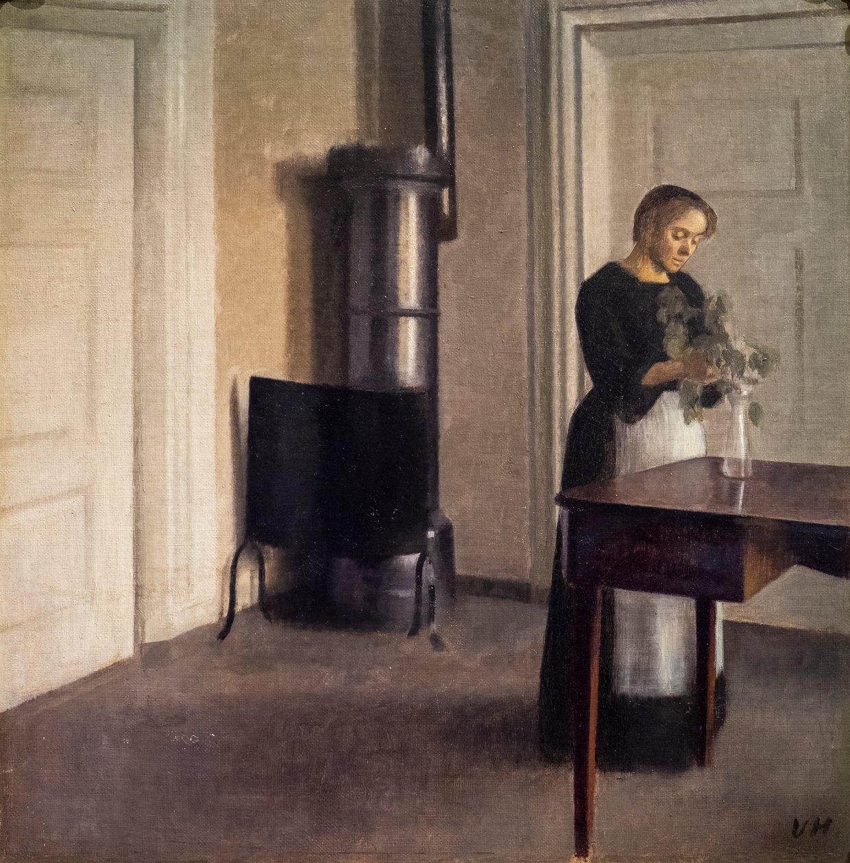 Belső egy nővel, aki virágot rendez a vázában alkotó: Vilhelm Hammershoi